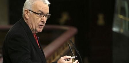 El coordinador general de IU, Cayo Lara, durante su intervención en el pleno del Congreso de los Diputados donde se debaten dos proyectos de ley con medidas contra la corrupción