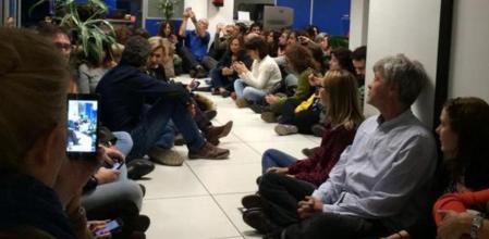 Los trabajadores de RTVE han organizado una sentada en protesta por los cambios de jefes en tres secciones de los Servicios Informativos
