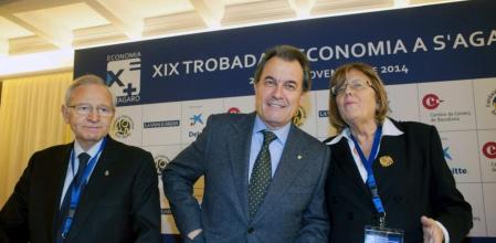 El presidente de la Generalitat, Artur Mas (c), acompañado por la presidenta de la fundación Olof Palme, Anna Balletbo y del presidente de la Cámara de Comercio de Barcelona, Miquel Valls