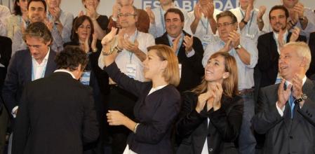 Maria Dolores de Cospedal, acompañada de la presidenta de los populares en Catalunya (PPC), Alicia Sánchez-Camacho y el vicesecretario de política autonómica y local, Javier Arenas, saluda al público