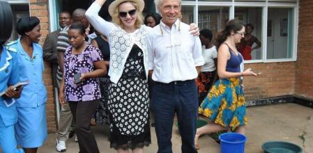 Madonna, junto al doctor Eric Borgstein, después de visitar el Queen Elizabeth Central Hospital (QECH), un nuevo proyecto del Ministerio de Salud con el que la cantante colabora