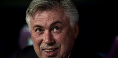 Carlo Ancelotti sonríe durante un partido