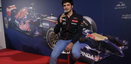 Carlos Sainz, nuevo piloto de Fórmula Uno, durante la rueda de prensa ofrecida hoy en Madrid tras confirmarse su fichaje por la escudería Toro Rosso