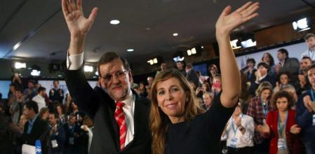 El presidente del Gobierno y líder del PP, Mariano Rajoy, junto a la presidenta del PPC, Alicia Sánchez Camacho, en Barcelona