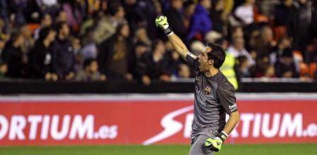 El portero chileno del FC Barcelona Claudio Bravo celebra el gol ante el Valencia, durante el partido de Liga en Primera División disputado esta noche en el estadio de Mestalla