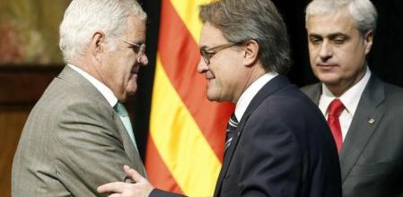 El presidente de la Generalitat, Artur Mas, saluda al Fiscal Superior de Catalunya, José María Romero de Tejada, que firmó la querella en su contra por el 9N, en presencia del conseller de Justicia, Germá Gordó