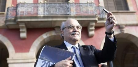 El conseller de Economía de la Generalitat, Andreu Mas-Colell, a su llegada al Parlament donde ha entregado el proyecto de ley de presupuestos