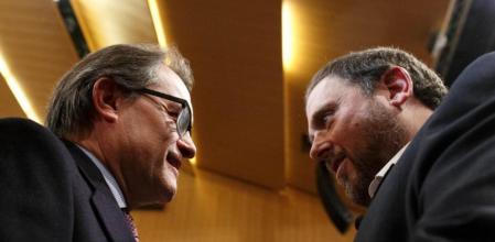 Oriol Junqueras y Artur Mas se saludan tras la conferencia del primero en el Palau de Congresos de Catalunya