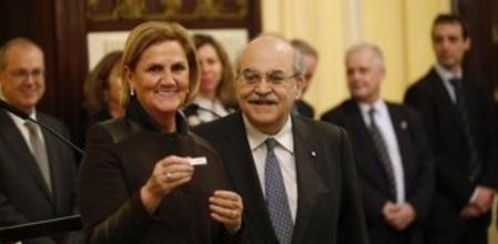 El conseller de Economía de la Generalitat, Andreu Mas-Colell, hace entrega a la presidenta del Parlament, Nuria de Gispert, del proyecto de ley de presupuestos y la ley de acompañamiento en formato digital, unas cuentas para 2015 