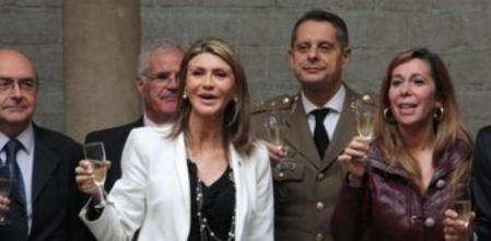 María de los Llanos de Luna, la cúpula militar y judicial en Catalunya, y Alícia Sánchez-Camacho, a punto para el brindis tradicional en el acto institucional de commemoración del Día de la Constitución