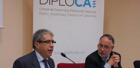 El conseller de la Presidència, Francesc Homs, a la izquierda, durante el acto de presentación de las delegaciones de la Generalitat en Roma y Viena, en una conferencia en la capital italiana
