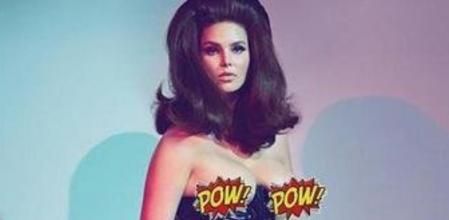 La foto que ha colgado Candice Huffine que corresponde al mes de abril del Calendario Pirelli