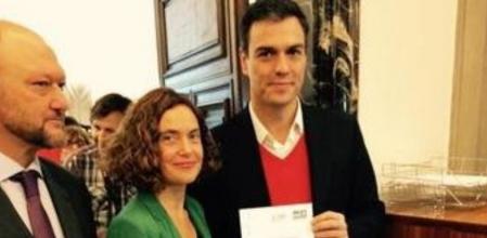 El líder del PSOE, Pedro Sánchez, junto a la secretaria de Estudios y Programas, Meritxell Batet, en el momento de registrar la petición para la subcomisión que inicie los debates par ala reforma de la Constitución.