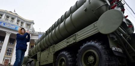 Un hombre fotografía misiles antiaéreos S-300, de medio-largo alcance, capaces de interceptar misiles de crucero, misiles balísticos y aeronaves, en Moscú.