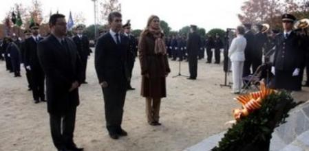 La delegada del Gobierno español en Catalunya, María de los Llanos de Luna, el director de la Polícia , Ignacio Cosidó, i el alcalde de Sabadell, Joan Carles Sánchez, ante la placa en recuerdo de las seis víctimas mortales del atentado terrorista en Sabadell en 1990