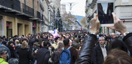 El Portal del Àngel, en Barcelona, lleno a rebosar durante este puente de la Constitución