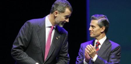 El rey Felipe VI conversa con el presidente de México, Enrique Peña Nieto, antes de entregar el Premio México 2014 a la Innovación y el Emprendimiento durante el acto 'Repensando Iberoamérica: construyendo el futuro'