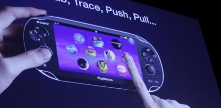 El presidente de Sony Computer Entertainment, Kazuo Hirai, esplicando el funcionamiento de la PlayStation portátil, en una presentación en Tokio en 2011