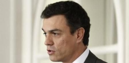 El secretario general del PSOE, Pedro Sánchez, durante su intervención en un desayuno informativo donde expuso su propuesta de reforma de la Constitución que ha recibido el rechazo del presidente del Gobierno, Mariano Rajoy