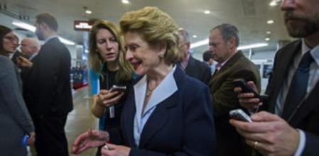 La senadora demócrata por Michigan, Debbie Stabenow (c) se dirige a los medios de comunicación en la sede del Senado en Washington