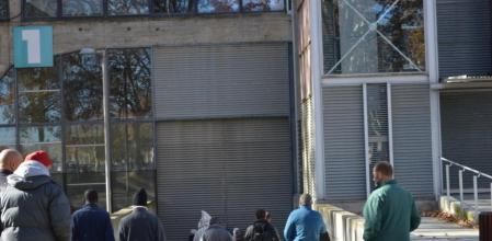 Un grupo de musulmanes se dirige a rezar al Palau de Vidre de Lleida.