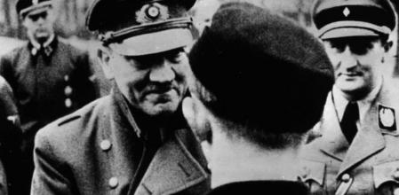 Adolf Hitler en su última foto oficial, abandona su bunker para condecorar a los miembros de las Juventudes Hitlerianas.