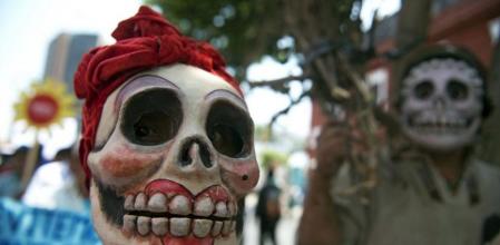 Una manifestante en la protesta contra la cumbre del clima en Lima