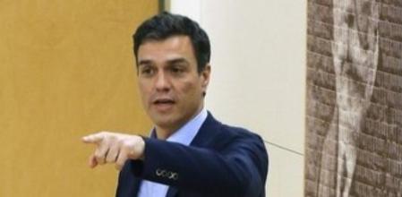 El secretario general del PSOE, Pedro Sánchez, antes de reunirse con representantes de la Federación Española de Asociaciones de Emigrantes Retornados.