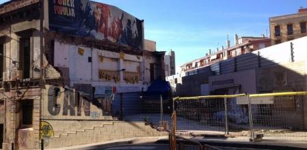 Unas vallas cierran el acceso al interior de Can Vies, en una imagen tomada este 11 de diciembre