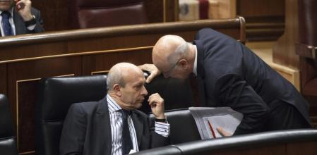 El ministro de Cultura, José Ignacio Wert, conversa con Josep Antoni Duran Lleida, portavoz de CiU en el Congreso