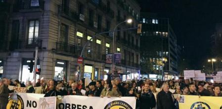 Un momento de la manifestación 'No és pobresa, és injustícia', convocada por la plataforma 9 Barris Cabrejada Diu Prou!