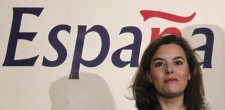 La vicepresidenta del Gobierno, Soraya Sáenz de Santamaría, durante el desayuno informativo del Foro España Innova al que ha asistido hoy con el presidente de SEAT y vicepresidente de compras de Volkswagen, Francisco García Sanz.