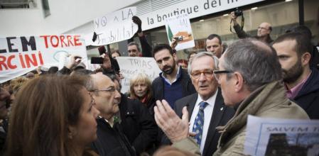Protesta de los vecinos del Guinardó ante Xavier Trias en defensa de la Torre Garcini.