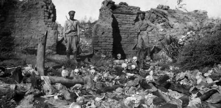 Fotografia facilitada por el Museo del Genocidio Armenio, fechada en 1915, muestra las calaveras de las víctimas en el valle de Mush, en el Cáucaso, durante la Primera Guerra Mundial