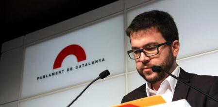 El portavoz económico de ERC, Pere Aragonès, atiende a los medios de comunicación en la sala de premsa del Parlament