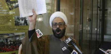 Fotografía facilitada que muestra a Man Moni mientras se dirige a los medios de comunicación tras haber sido acusado de siete delitos por utilizar el servicio postal para amenazar a familias de soldados australianos en Sydney en 2010