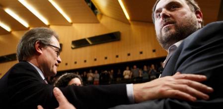 Artur Mas y Oriol Junqueras se saludan en la conferencia del líder de ERC en el Palau de Congressos