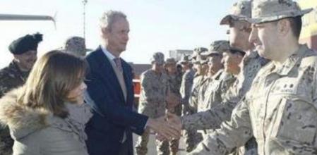 La vicepresidenta del Gobierno, Soraya Sáenz de Santamaría, y el ministro de Defensa, Pedro Morenés, en visita a las tropas españolas en Herat, Afganistán