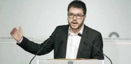 El diputado de ERC, Pere Aragonès, durante la rueda de prensa que ha ofrecido en el Parlament y en la que ha avanzado que su grupo votará en contra de las enmiendas a la totalidad facilitando así la primera fase de la tramitación de los Presupuestos como un gesto de