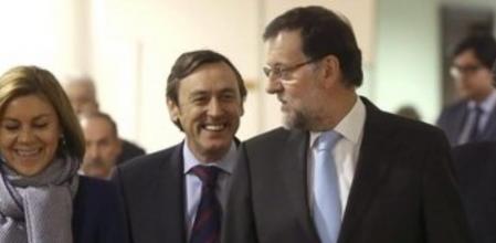 El jefe del Gobierno, Mariano Rajoy,c, acompañado de la secretaria general del PP, María Dolores de Cospedal,iz., y los diputados RafaelHernando y José Antonio Bermúdez de Castro,d, poco antes de la reunión del grupo popular del Congreso en la que se hará público el nombramiento del nuevo portavoz del PP en la Cámara Baja en sustitución de Alfonso Alonso.