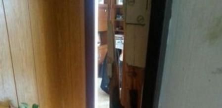 La puerta del piso de Roquetes que un grupo de Mossos ha reventado por error durante la 'operación Pandora'