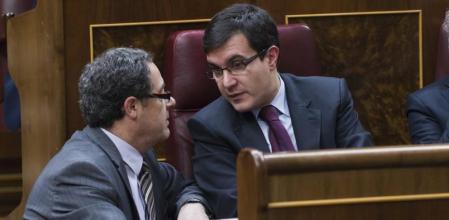 José Luis Ayllón, responsable de Relaciones con las Cortes y diputado por Barcelona, conversa con Pere Macías