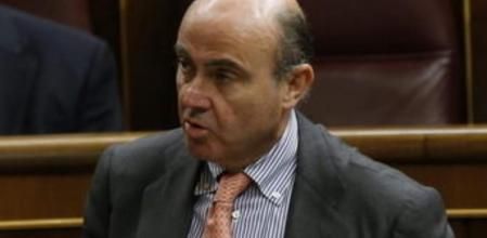 El ministro de Economía y Competitividad, Luis de Guindos, durante la sesión de control al Gobierno celebrada hoy en el pleno del Congreso