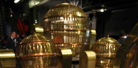 Los bombos que repartirán suerte el 22 de diciembre en el sorteo extraordinario de la Lotería de Navidad llegaron hoy al Teatro Real de Madrid