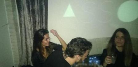 Fernando Alonso y Lara Álvarez fueron fotografiados juntos en una fiesta de Ferrari, lo que ha desatado los rumores sobre una posible relación