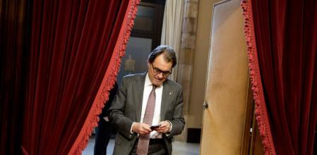 El presidente de la Generalitat, Artur Mas, entra en el hemiciclo del Parlament