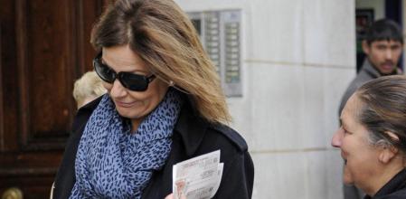 Nuria González sale de una administración de Lotería después de comprar décimos para jugar a la Lotería de Navidad