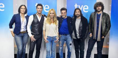 Jaime Cantizano junto a algunos artistas que interpretarán las canciones inéditas de 'Hit-La Voz', el programa de TVE