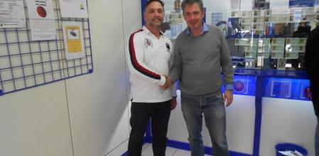 Roberto Peñalver (i) y el lotero Yago Alonso (d) en la Administración nº2 de Benidorm