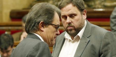 Mas y Junqueras se cruzan en el hemiciclo del Parlament.